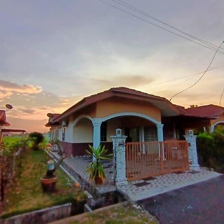 Ebnur Homestay Арау Екстериор снимка