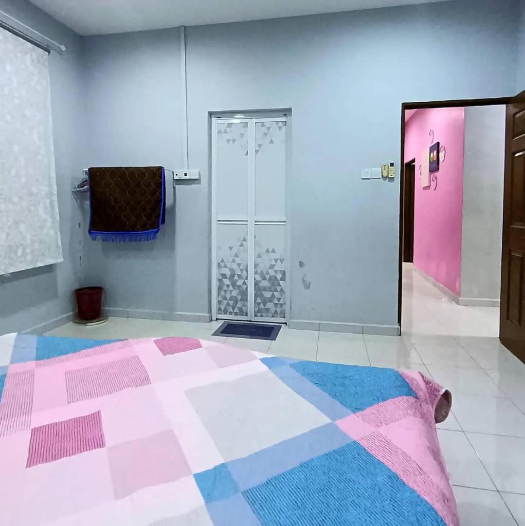 Ebnur Homestay Арау Екстериор снимка
