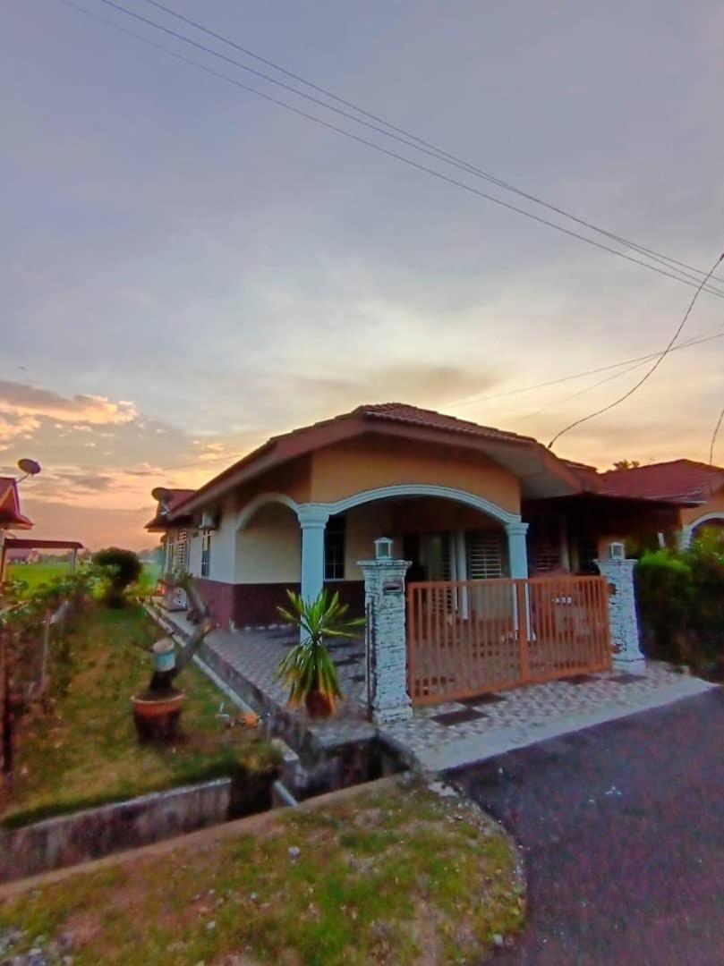 Ebnur Homestay Арау Екстериор снимка