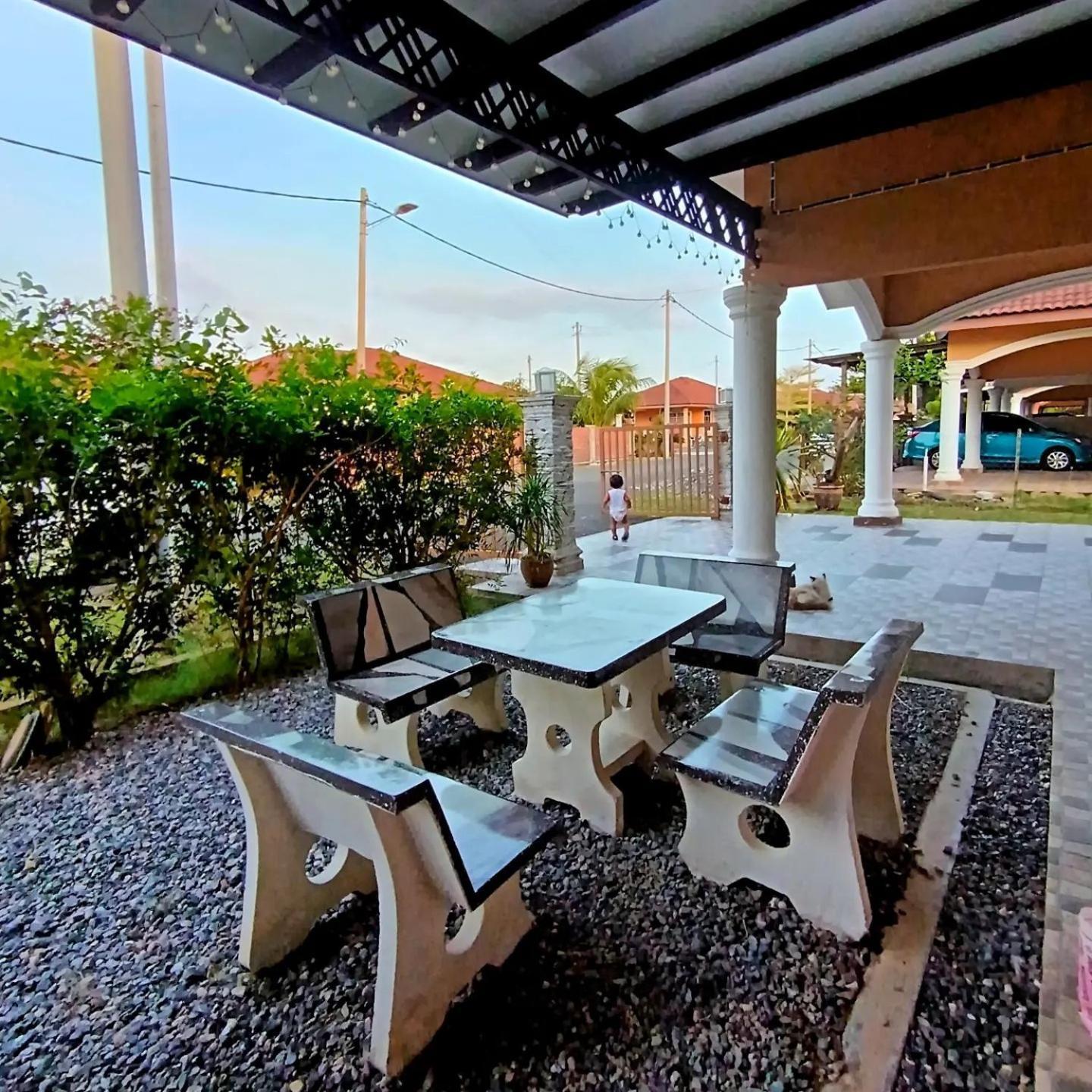 Ebnur Homestay Арау Екстериор снимка